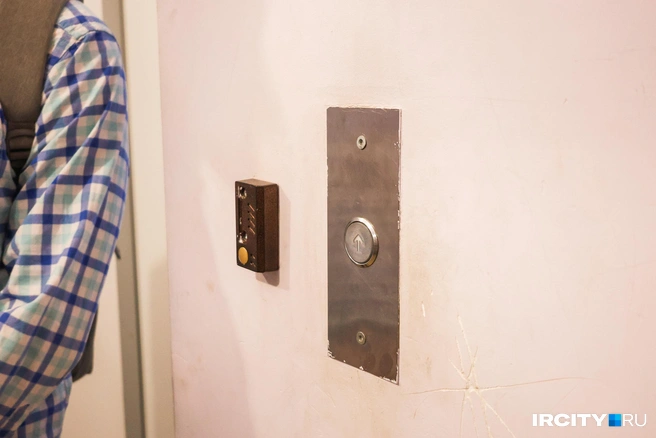 Жильцы жалуются на работу лифта в доме. Иной раз в нём можно застрять, а кнопки вызова диспетчера не работают | Источник: Ксения Филимонова / «ИрСити»