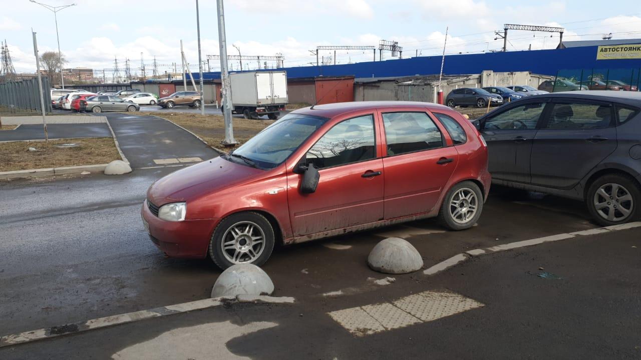 Куда в Екатеринбурге жаловаться на водителей, которые паркуют автомобили на  газонах и тротуарах - 21 апреля 2021 - Е1.ру