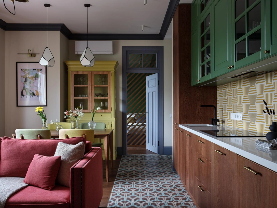 Гостиная. Краска на стенах, Flugger. Плитка на полу и фартуке выполнена на заказ, «Каменная мануфактура». Витрина выполнена на заказ. Дверь, «Гарант». | Источник: Евгений Гнесин. Стиль: Ирина Бебешина