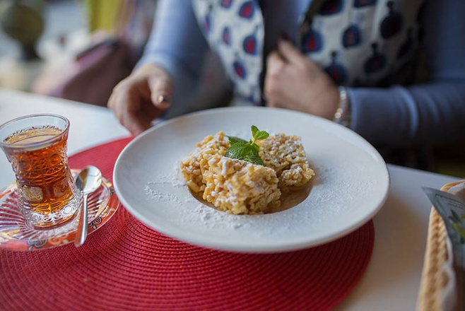 Блондинка, брюнетка и шатенка за рулем Volkswagen Tiguan