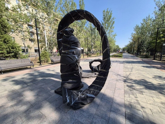 По словам Григория Аванесова, здесь стоит памятник самому режиссеру Станиславу Говорухину | Источник: Ирина Яковлева / V1.RU