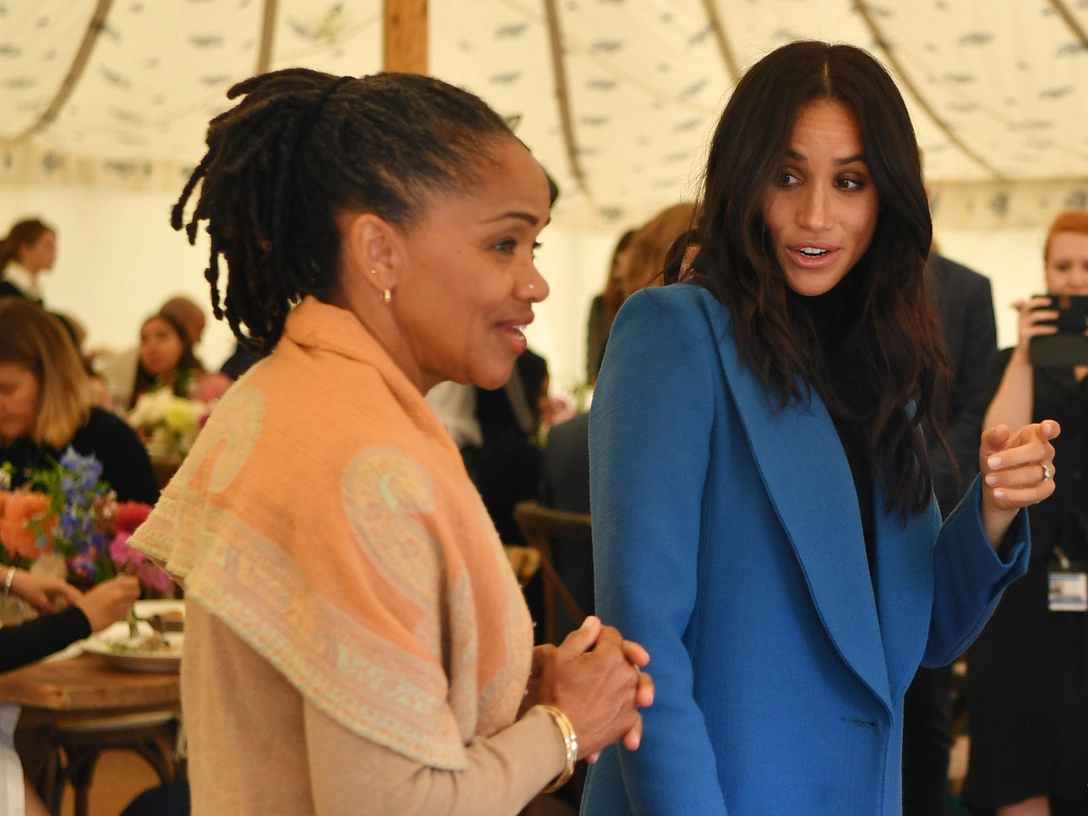 Дория Рэгланд и герцогиня Меган на мероприятии, посвященном выпуску кулинарной книги от группы женщин, пострадавших от пожара в Гренфелл-Тауэр, 20 сентября 2018 | marieclaire.ru