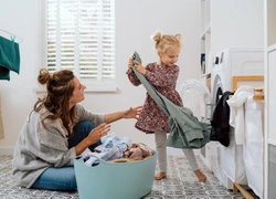 Как и чем отстирать пятна на детской одежде: 9 самых безопасных методов