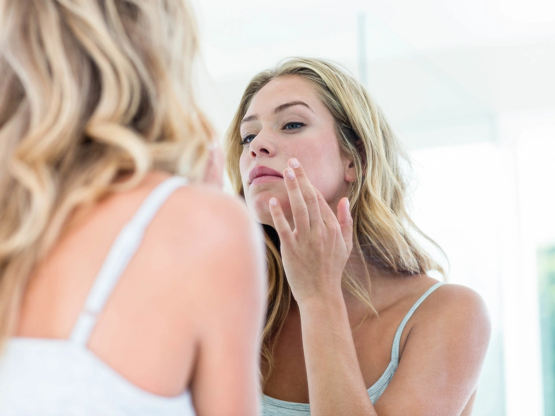 Самообъективация: почему мы зациклены на собственной внешности (и что с этим делать) | marieclaire.ru