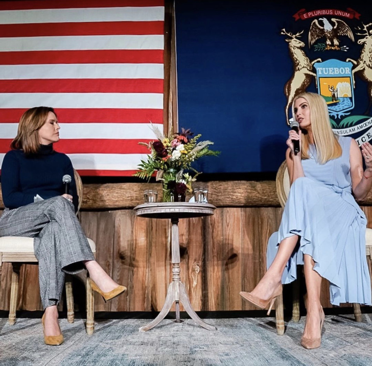 Голубой цвет обладает даром убеждения: Иванка Трамп в плиссированном платье небесного оттенка