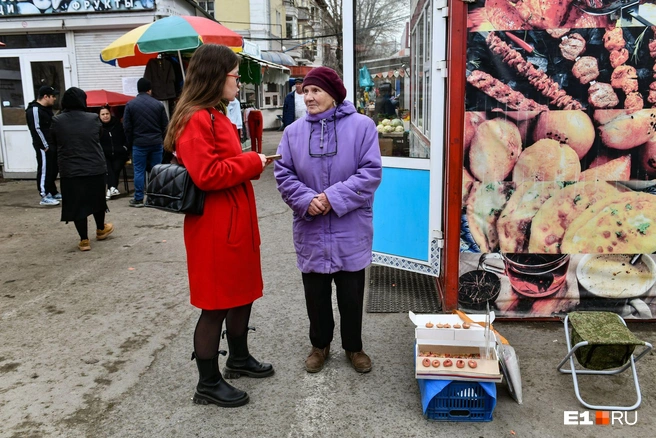 Мария Ивановна в свои 87 лет всё еще вынуждена торговать на рынке | Источник: Дмитрий Емельянов / E1.RU