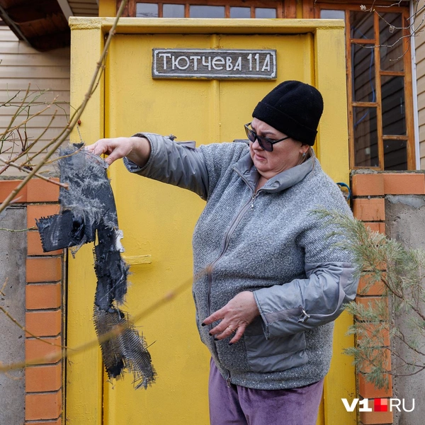 Кусок обшивки беспилотника лежал прямо на двери | Источник: Алексей Волхонский / V1.RU