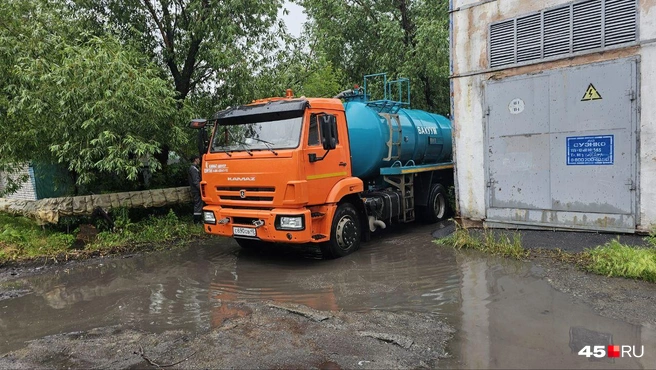 Начали откачку воды | Источник: Дарья Никитченко / 45.RU