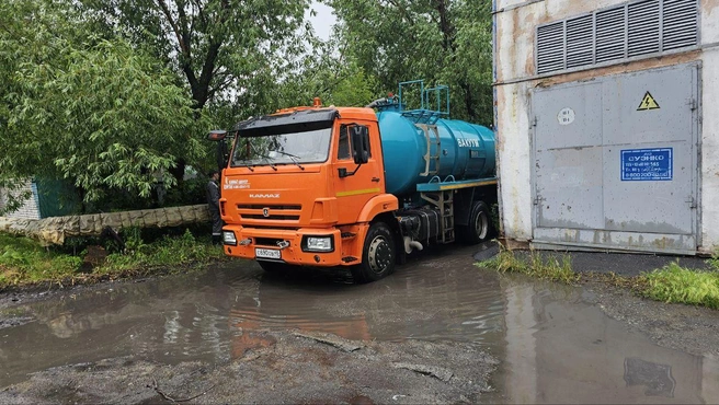 Начали откачивать воду из дома на улице Линейной | Источник: Дарья Никитченко, 45.RU
