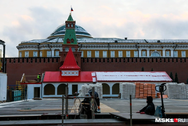 Павильон катка монтируют параллельно Сенатскому дворцу  | Источник: Артем Устюжанин / MSK1.RU