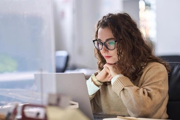 «Мне нравится коллега. Но он женат, двое детей, да и я не свободна»