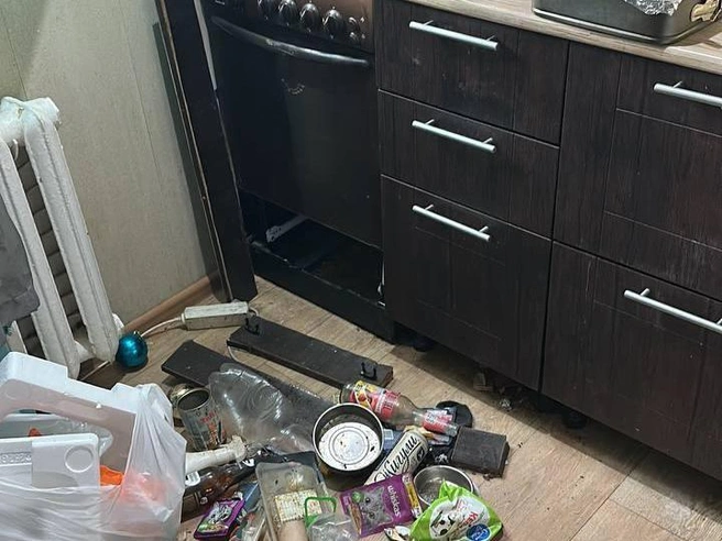 Помещение было завалено мусором и пустыми бутылками | Источник: Читатель E1.RU