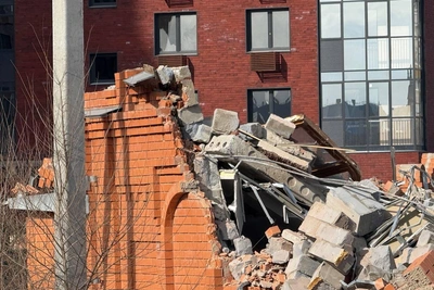 Осталась одна стена: коттедж в Тюмени наконец снесли