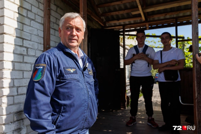 Обучение на летчика-наблюдателя шло 7 месяцев.—&nbsp;Учились летать, навигации, учились вообще в самолете себя держать и работать с самолета. Все прыгали&nbsp;— и ты за ними. Есть, конечно, какой-то мандраж перед первыми прыжками. Но потом себя преодолеваешь,&nbsp;— говорит Сергей | Источник: Ирина Шарова / 72.RU 