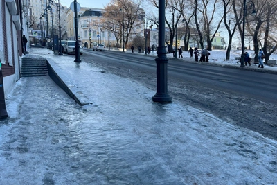 Воскресенье в Приморье: гололед и снег сохранятся