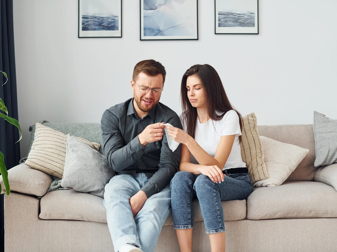 Как мальчишка: 5 признаков того, что ваш партнер инфантилен | marieclaire.ru