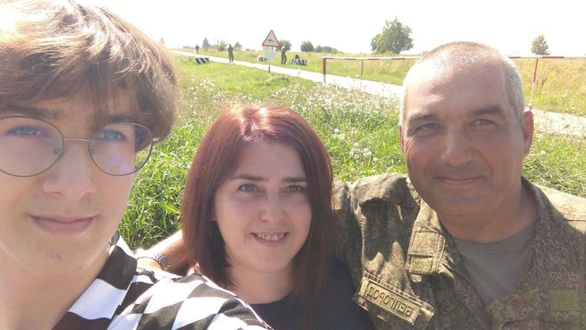 Больше всего Артем рад воссоединению с семьей | Источник: фонд «Защитники Отечества»