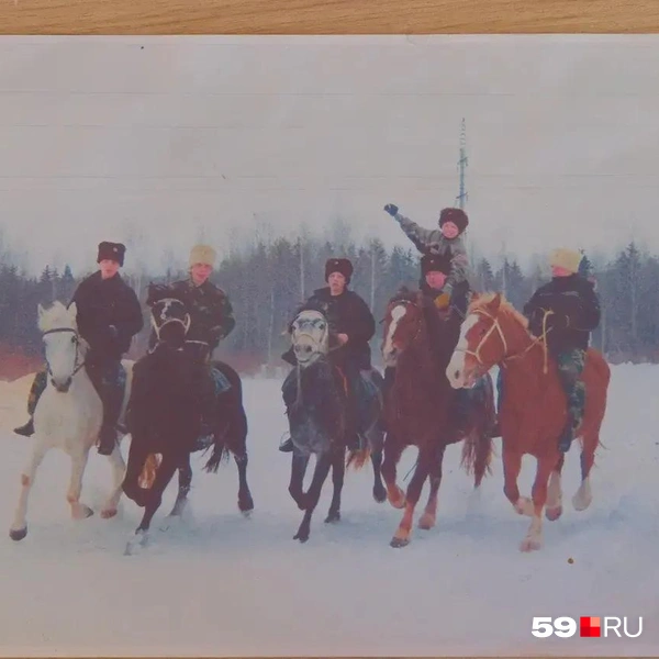 Мальчишек здесь обучают верховой езде. Проводят многокиломтеровые конные походы | Источник: Личный архив Бориса Кицко