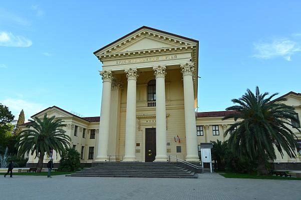 В Зимнем театре — визитной карточке Сочи — пройдет ночная экскурсия, которая завершится променад-концертом при свечах от артистов Сочинской филармонии | Источник: Пресс-служба администрации Сочи 