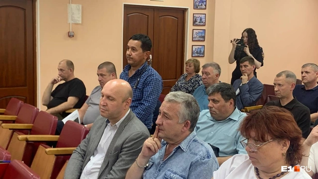 Водитель (в клетчатой рубашке) попался на разговорах по телефону во время поездки по маршруту | Источник: Роман Марьяненко / E1.RU