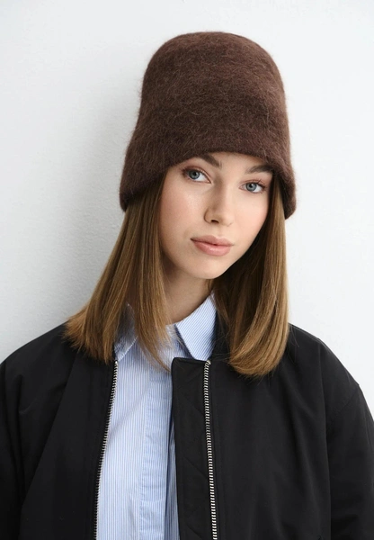Шапки, береты и кепки: самые модные головные уборы зимы 2025/26 Шапки, береты и кепки: самые модные головные уборы зимы 2025/26