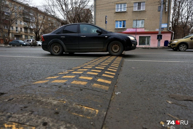 По нашим оценкам, проезжать такую неровность на скорости более 20&nbsp;км/час уже крайне неприятно, хотя это зависит от машины и размерности колес | Источник: Михаил Шилкин