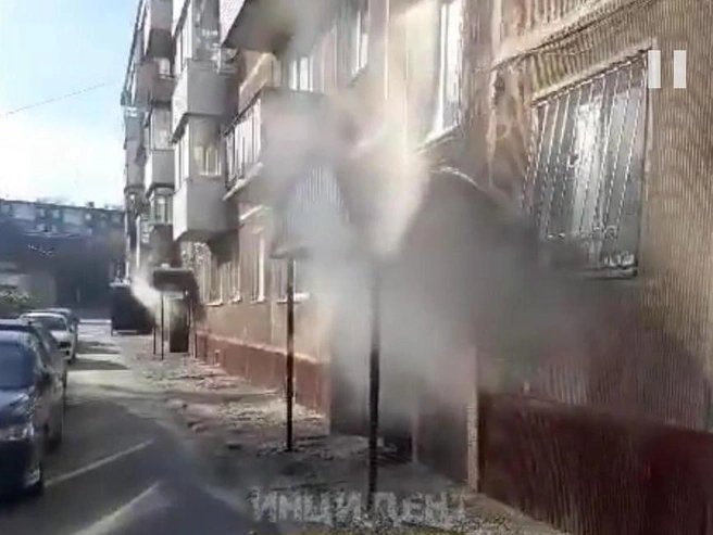 Из окон и дверей идёт пар | Источник: Кадры из соцсетей