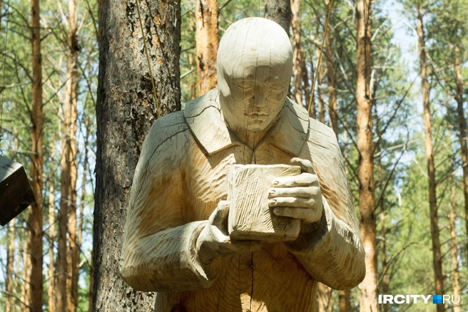 В «Лукоморье» много разных скульптур | Источник: Алёна Кашпарова / «ИрСити»