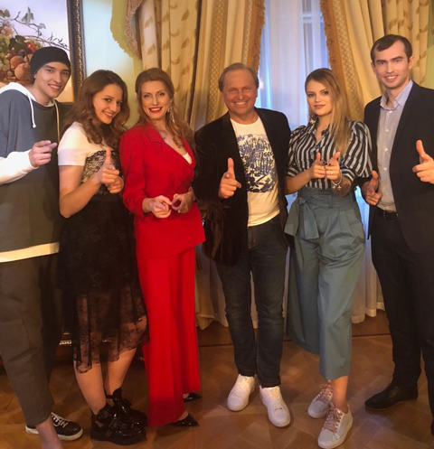 Главный герой проекта с семьей | Источник: канал «Ю»