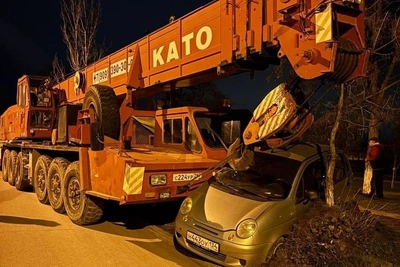 Кран со стройки колеса обозрения раздавил машину в Волгограде