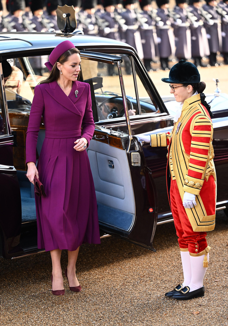 Первый государственный визит после смерти Елизаветы II: Кейт Миддлтон в пальто Emilia Wickstead встречает президента ЮАР