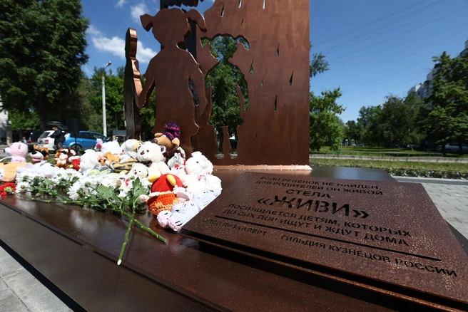 Челябинцы возложили к памятнику цветы и мягкие игрушки | Источник: пресс-служба «ЛизаАлерт»