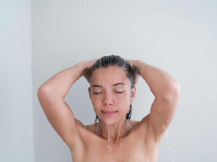 Выпадать не будут: при какой температуре нужно мыть волосы (вы точно делаете наоборот)