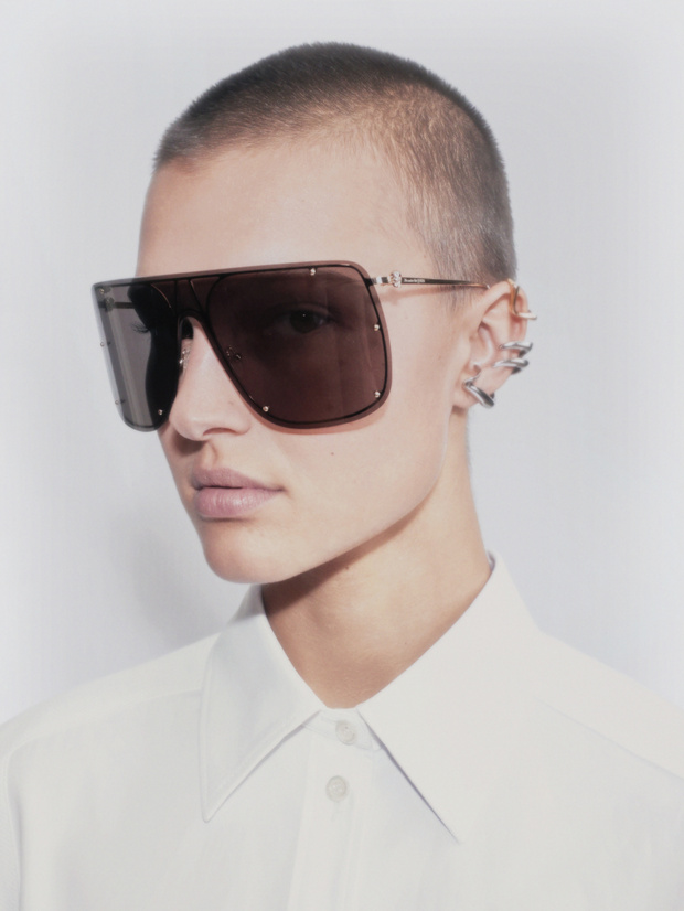 Фото №1 - Крупным планом: очки-маска Alexander McQueen