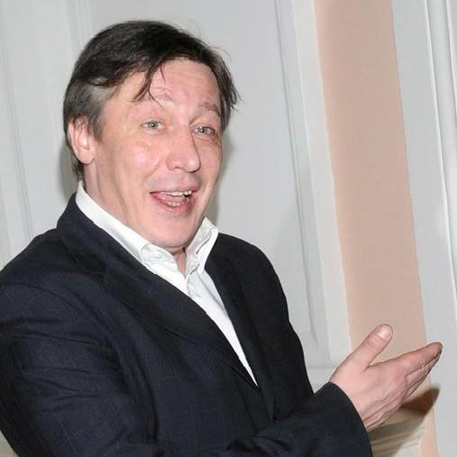 Младшая дочь Михаила Ефремова показала пикантную фотосессию в купальнике на пляже в США