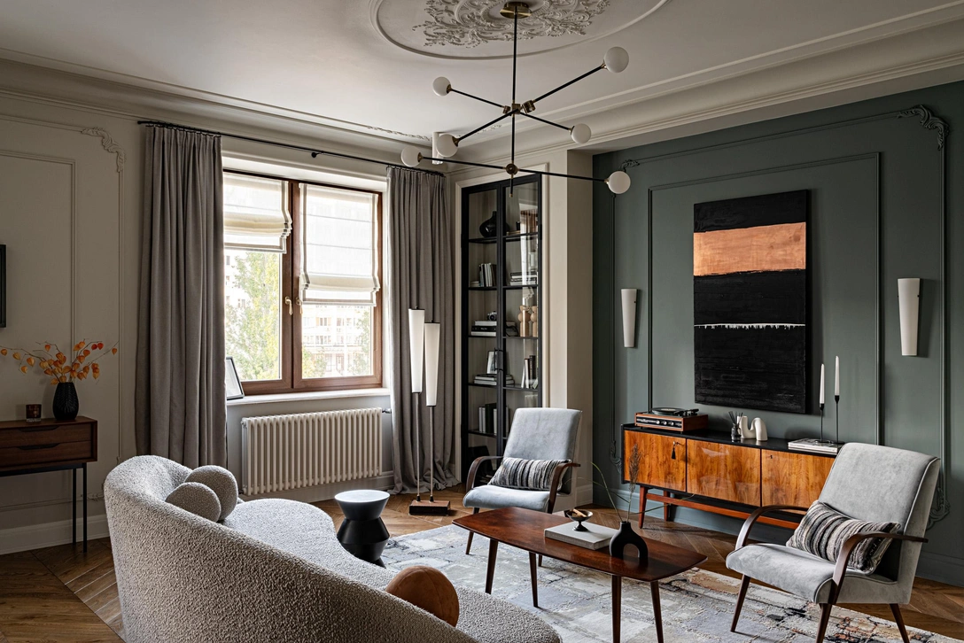 Гостиная. Паркет, Tantum Quercus. Краска, Little Greene. Винтажные кресла отреставрированы компанией Shikana furniture factory. Ковер, Persepol Carpet Studio. Торшер, винтаж. Текстильное оформление окон, текстильный декоратор Динара Авхадиева. | Источник: Александр Бурнатов