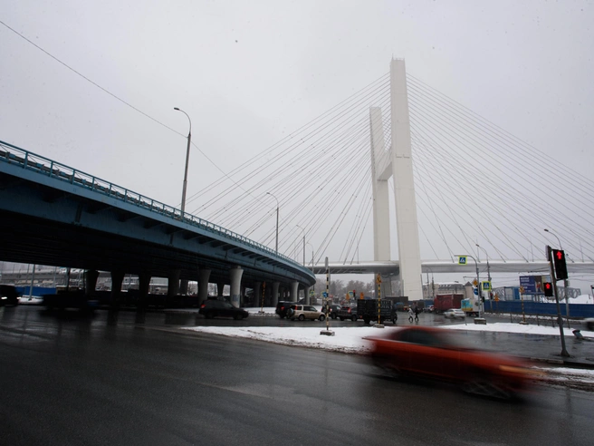 Проект моста включает 1,5-километровый переход через Обь, два тоннеля под железнодорожными путями, семь эстакад, четыре пешеходных перехода и 25 съездов. | Источник: Андрей Бортко / NGS.RU