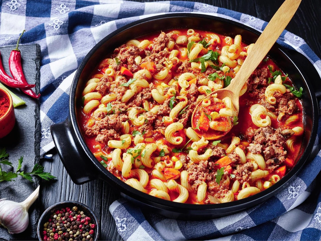 Ароматный гуляш по-домашнему: рецепт сытного ужина в американском стиле | marieclaire.ru