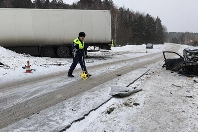 В аварии с грузовиком на Урале погибли два человека
