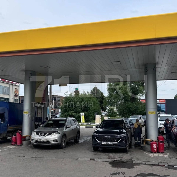 Небольшая очередь у «Роснефти» на Калужском шоссе | Источник: Александр Горбанев / 71.ru