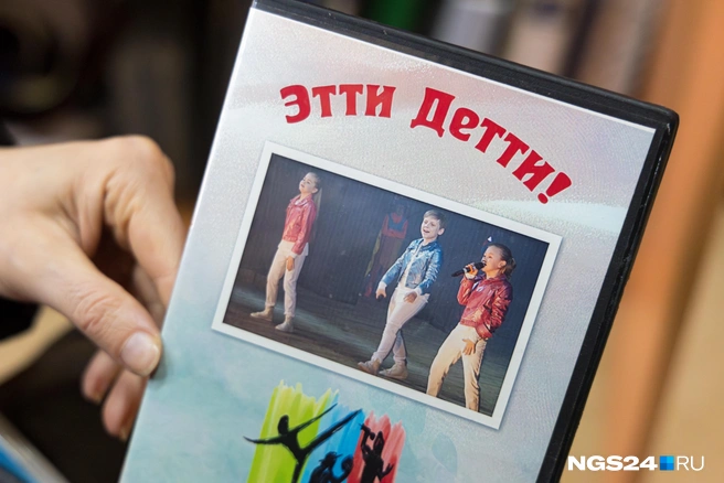 Фанатки, узнаете своего кумира?  | Источник: Мария Ленц / NGS24.RU 