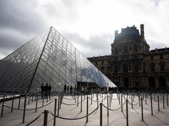 Третья серьезная проблема за последние месяцы: утечка воды в Лувре повредила сотни книг