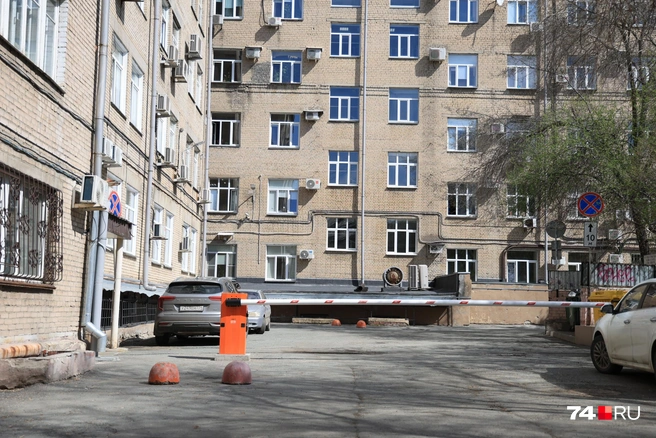 С обратной стороны здания тоже въезд перекрыт | Источник: Михаил Шилкин