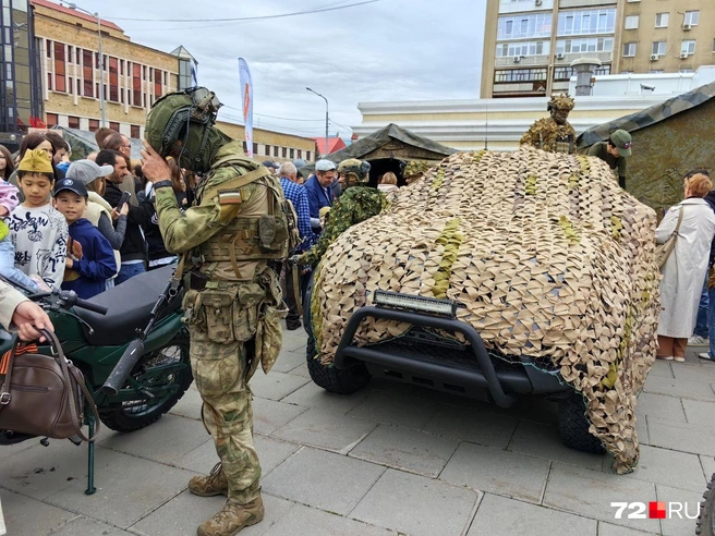 Сразу возле рамок разместили несколько тематических палаток и технику. И туда, и туда выстраивались огромные очереди. Кто-то терпеливо ждал, чтобы подойти поближе, а кто-то не выдерживал и разворачивался | Источник: Юлия Мальцева/ 72.RU