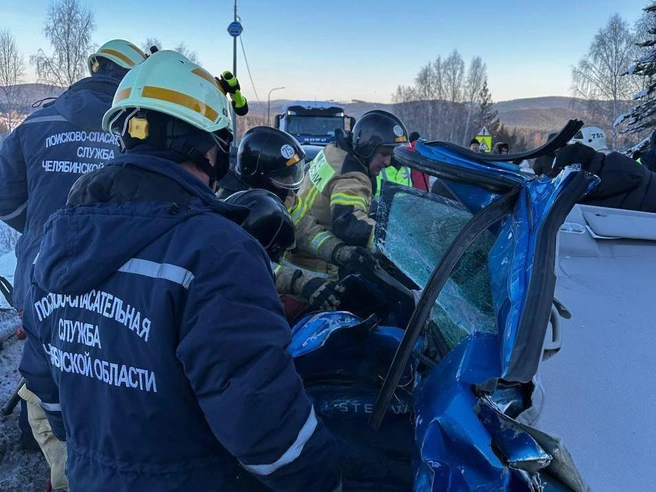 Один из автомобилей получил настолько серьёзные повреждения, что превратился в груду металлолома. | Источник: Поисково-спасательная служба Челябинской области