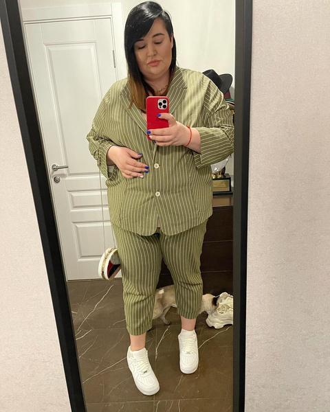 Фото №1 - Без комплексов: похудевшая на 30 кг блогерша показала размер своей гигантской пижамы