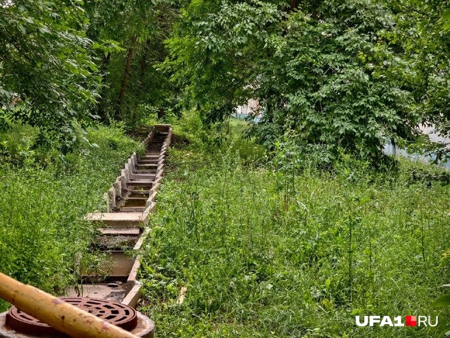 Водоотвод рядом с лестницей | Источник: Булат Салихов / UFA1.RU