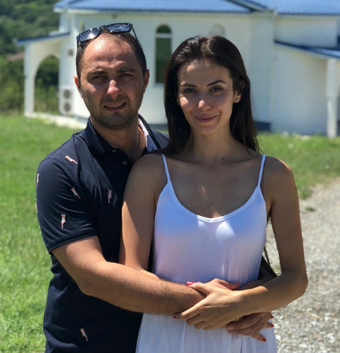 Демис Карибидис с женой