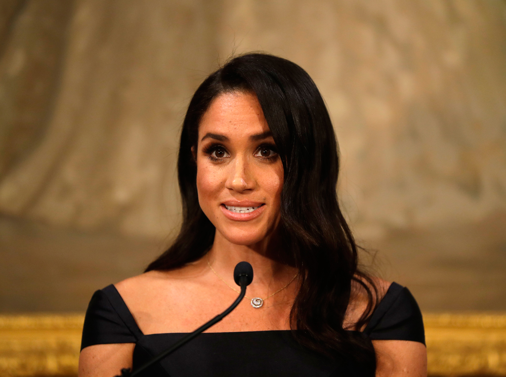 Герцогиня Сассекская произносит речь в Доме Правительства в Веллингтоне, 28 октября 2018 года | marieclaire.ru