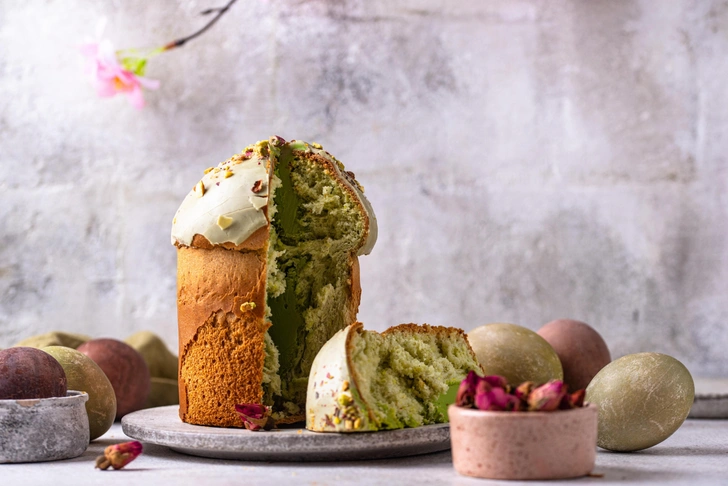 Кулич с фисташковой начинкой | Источник: Yulia Furman/Shutterstock/Fotodom.ru